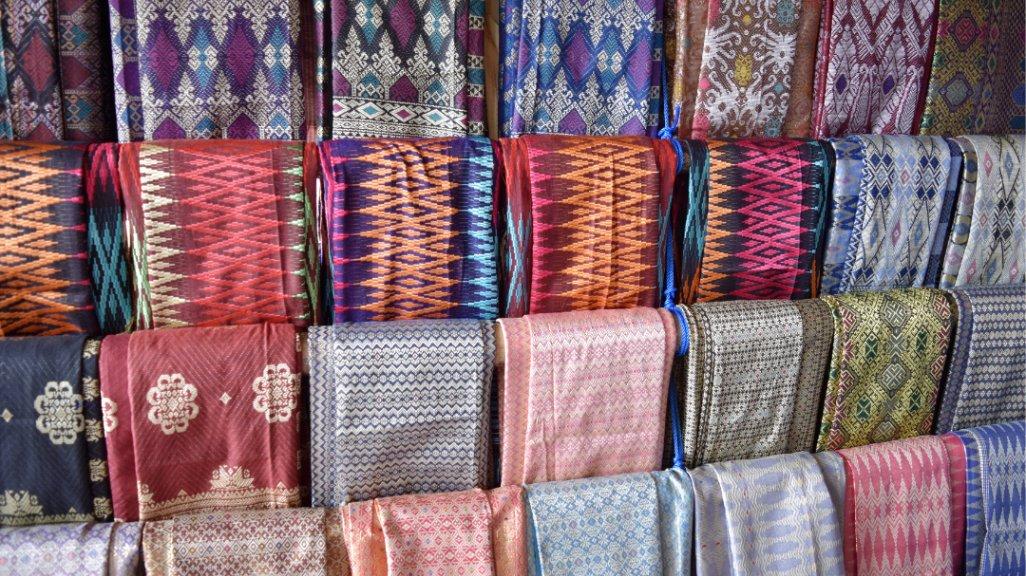 Kain tenun dan songket memiliki daya tarik dan harga jual yang berbeda