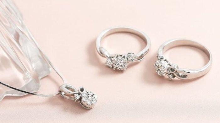 Banyak orang tertipu hanya karena tampilan luar, padahal kualitas sejati berlian ditentukan oleh 4 faktor penting: Cut, Color, Clarity, dan Carat.