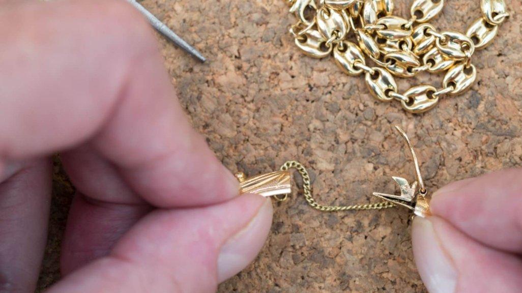 Cara yang dapat dilakukan untuk menyambung kalung emas adalah dengan di solder.