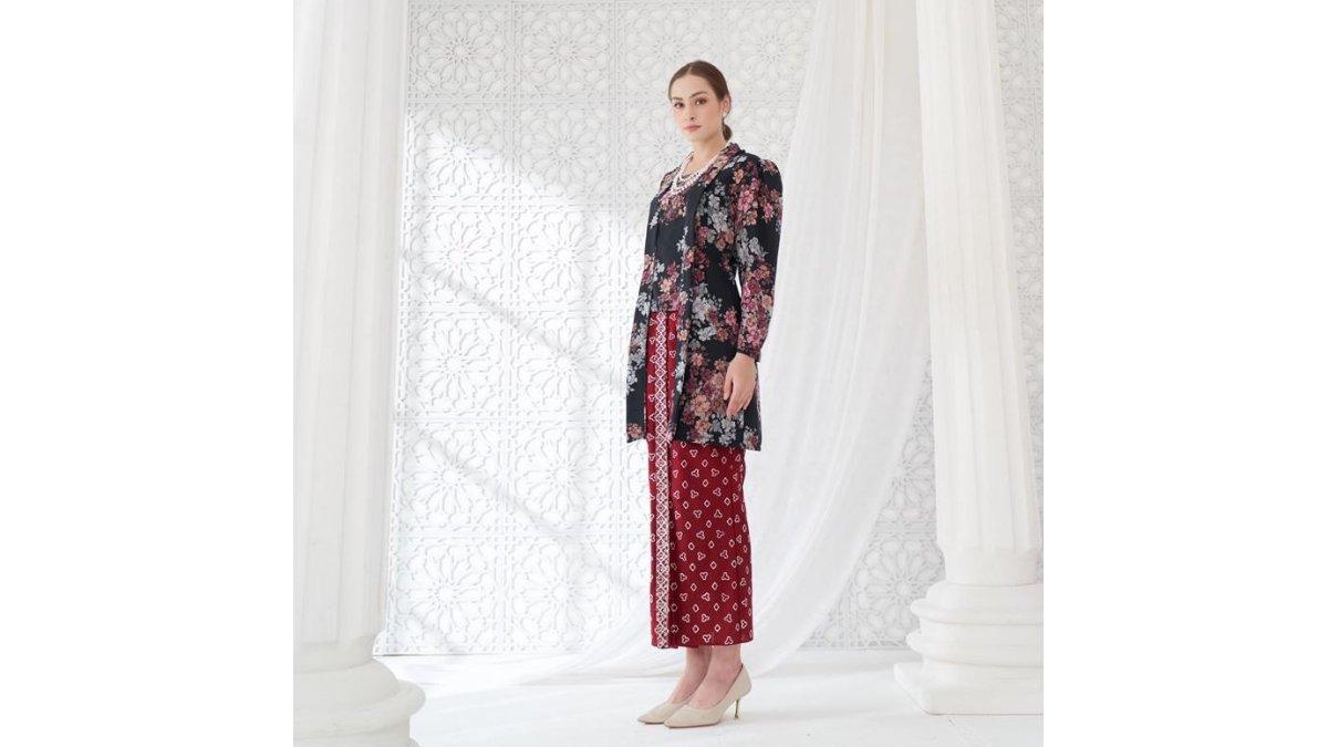 Kebaya Kutubaru Tunik Floral - Kutubaru Modern Hitam 