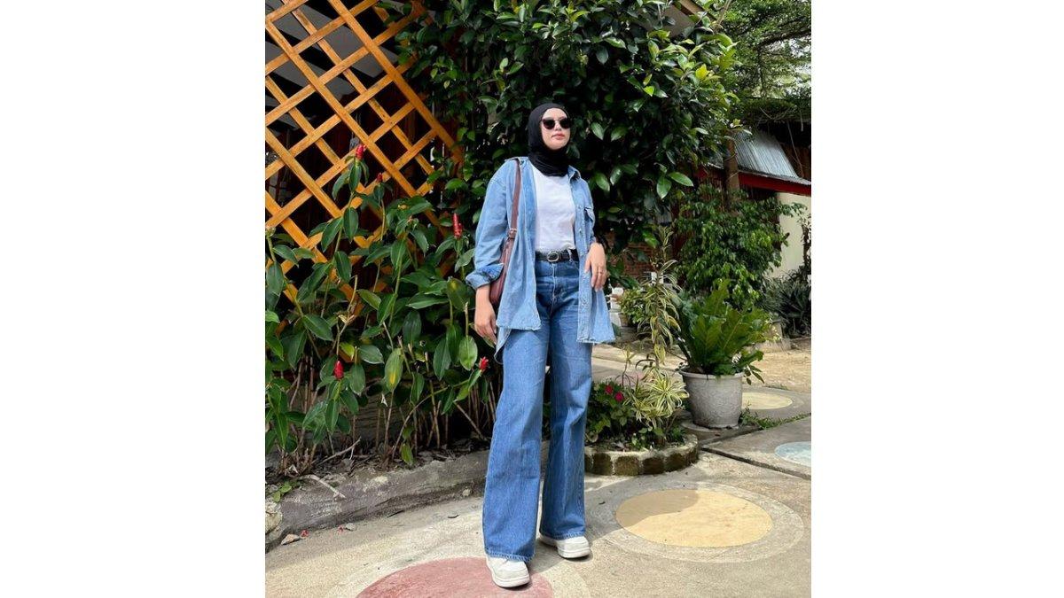 Padu Padan Ngabuburit ala Nadila Adiarni Menggunakan Kemeja Denim dengan High Waisted Jeans.