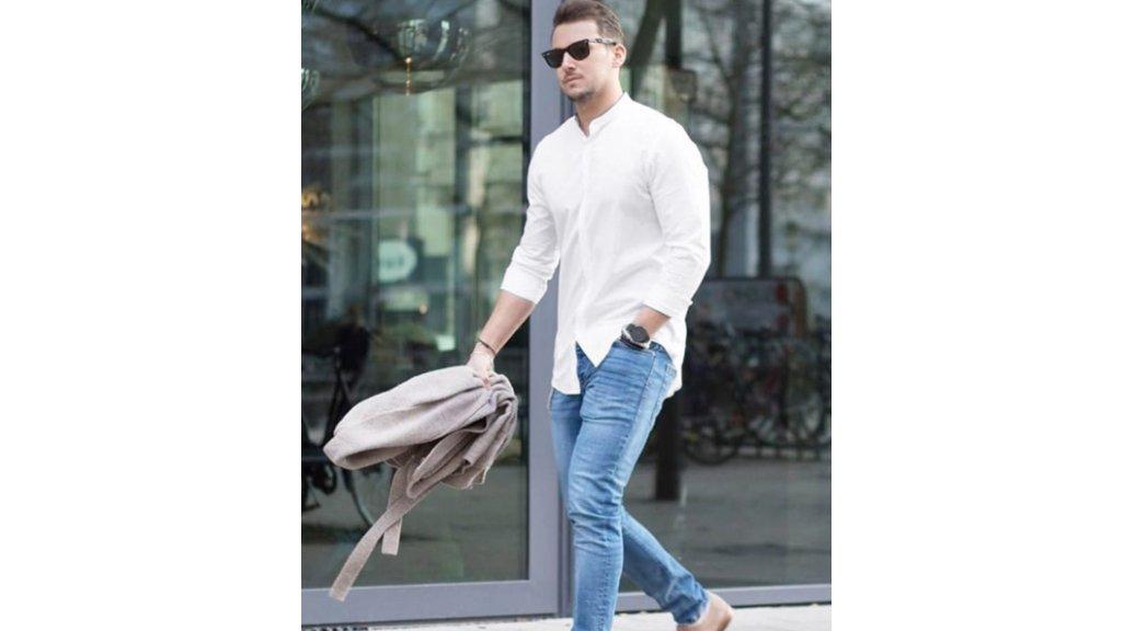 Padu padan kemeja putih dengan denim, membuat tampilan semakin kece