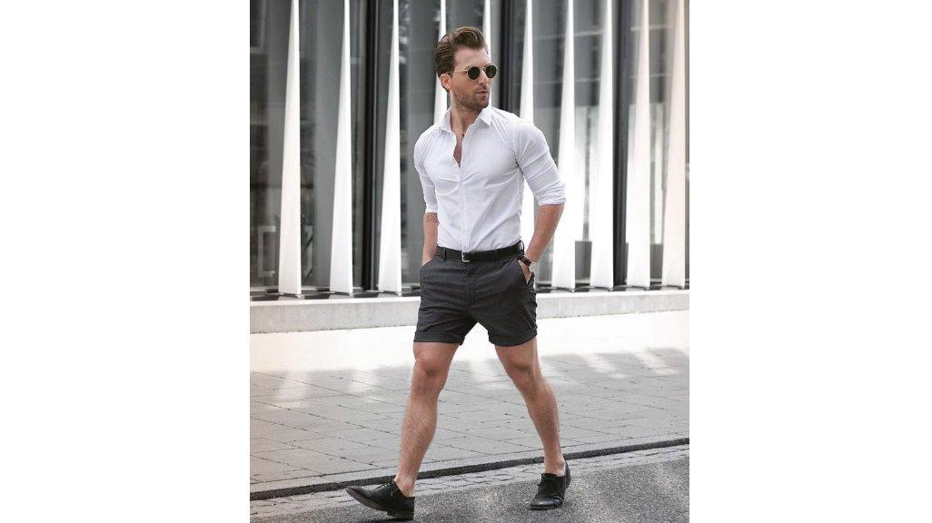 Kemeja putih dan celana pendek casual look.