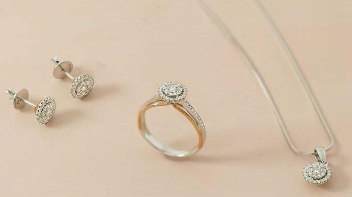 Perhatikan selalu kilau dan warna berlian agar tidak terlihat palsu.