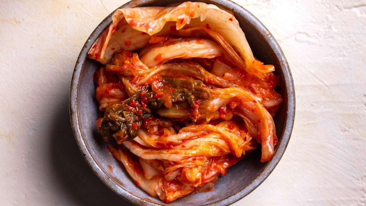 Kimchi merupakan salah satu makanan yang kaya akan probiotik.