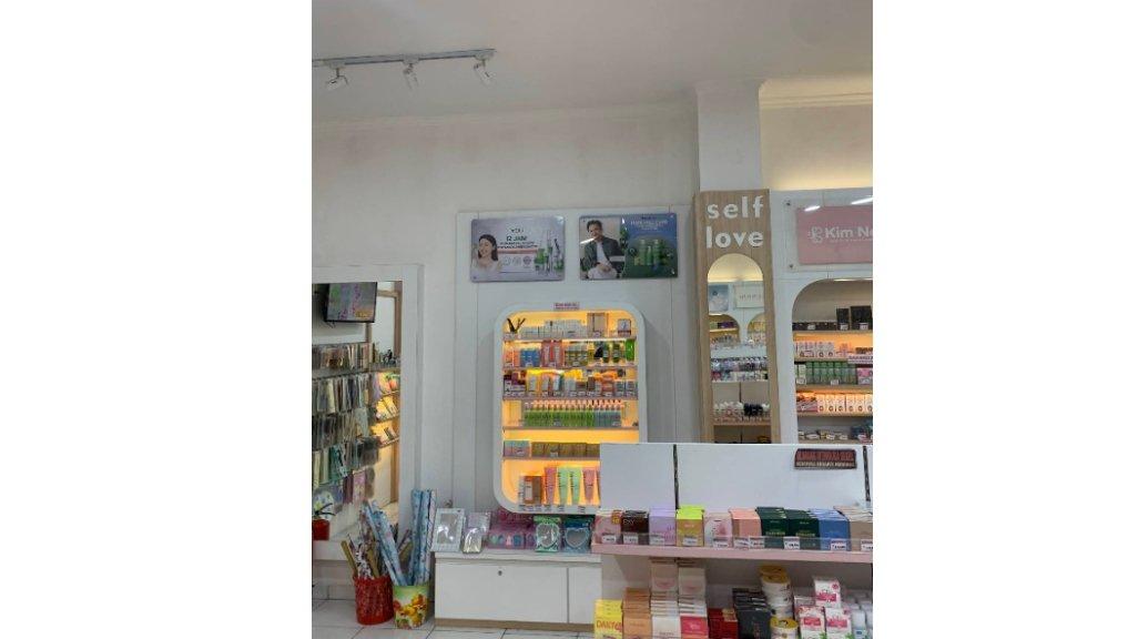 Kimna Beauty And Accessories menyediakan berbagai kebutuhan kecantikan dari ujung kepala hingga kaki lho.