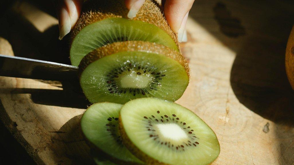 Kulit buah kiwi bisa bantu atasi berbagai noda di permukaan benda.