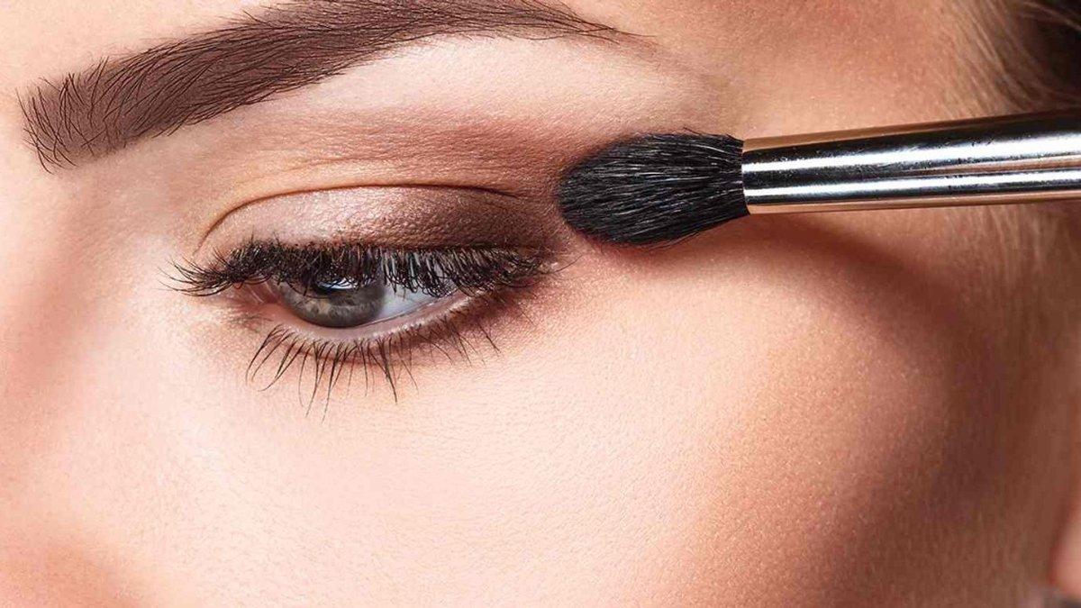 Konsentrasikan Warna Gelap di Lipatan Mata