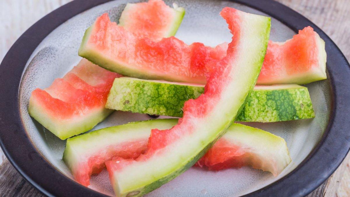 Jangan buang kulit semangka! Gunakan bagian dalamnya untuk membuat kuku lebih cerah alami.