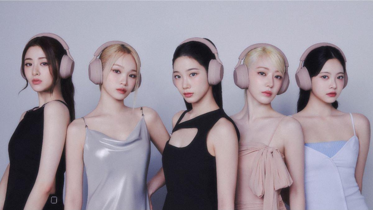 Personil LE SSERAFIM mengenakan SONY WH-1000XM5 Smoky Pink