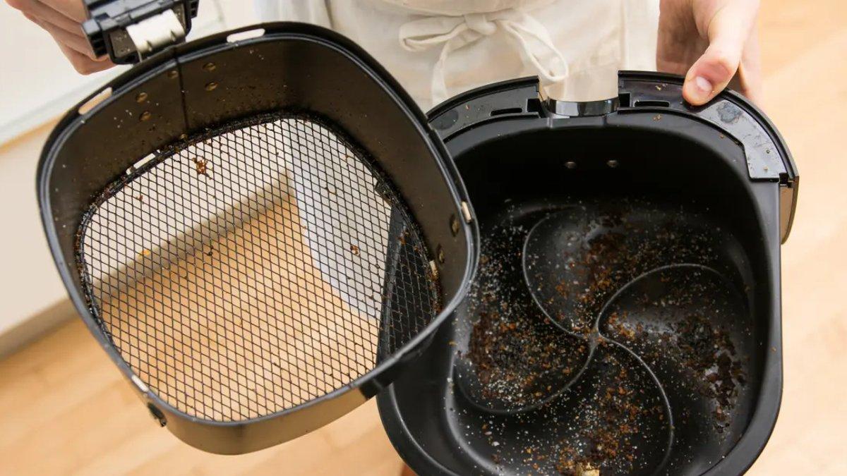 Lepas komponen pada air fryer untuk memudahkan membersihkannya