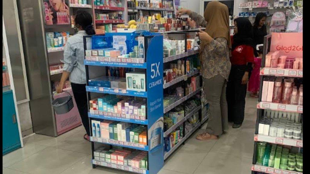 Dari makeup sampai perawatan rambut, semua ada di Like Store Tlogosari. Cocok jadi one-stop beauty shop kamu. Lokasi juga strategis banget lho!