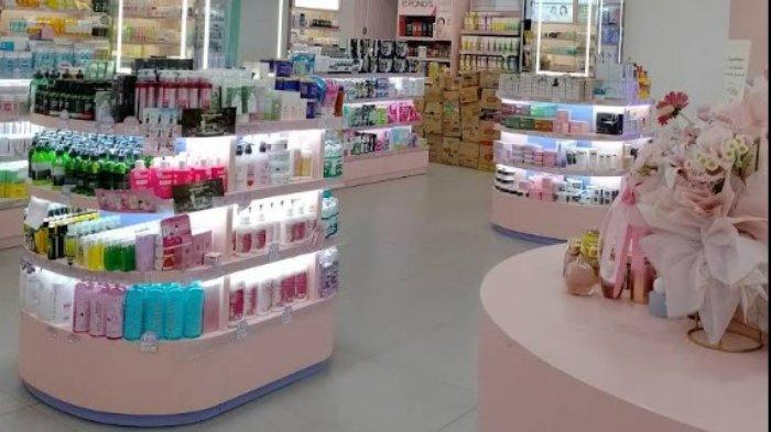 Livi Cosmetic Banjarmasin berlokasi di Jalan Sultan Adam No.4b, Antasan Kecil Tim, Kec. Banjarmasin Utara, Kota Banjarmasin. Gerai ini menyediakan berbagai produk kecantikan mulai dari skincare, makeup, body care, hingga hair care.