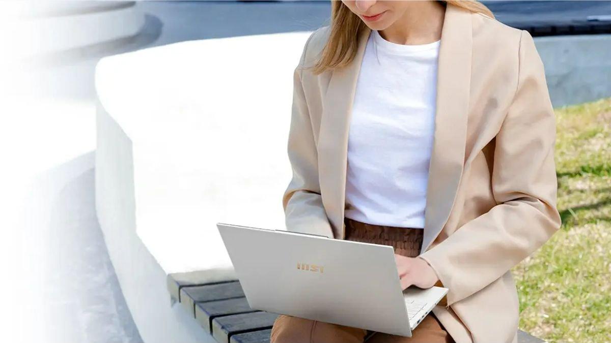Ilustrasi laptop dipakai bekerja, sering kali untuk menjalankan banyak tugas alias multitasking