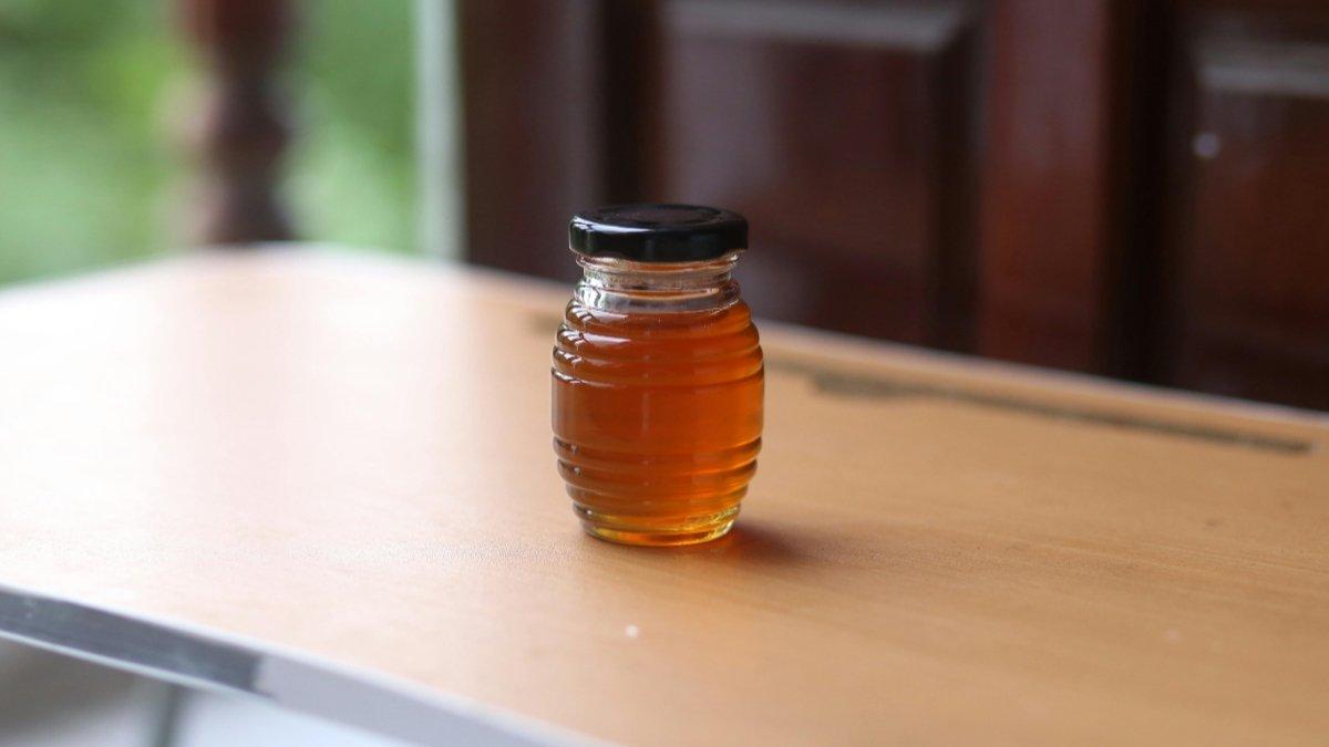 Madu bisa membantu menyembuhkan kulit yang sedang berjerawat.