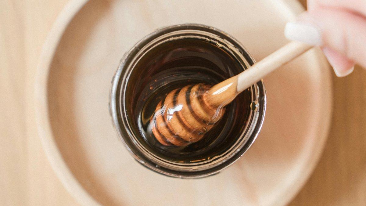 Madu yang memiliki warna gelap karena mengandung lebih banyak mineral dan antioksidan.