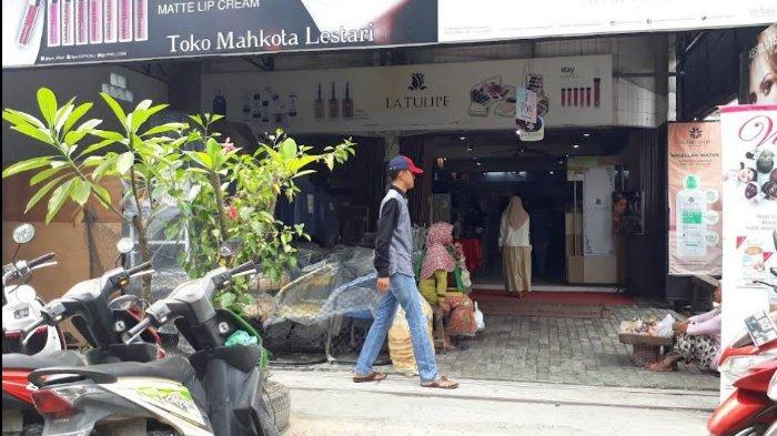 Mahkota Cosmetic Store berada di Jalan Pegadaian Ruko No.34 Komplek, Pekapuran Laut, Banjarmasin Tengah, Kota Banjarmasin.