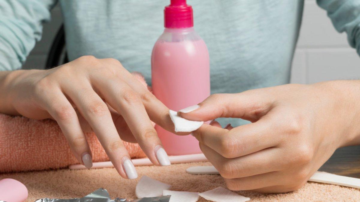 Ilustrasi aseton yang bisa digunakan untuk membersihkan noda spidol permanen pada pakaian