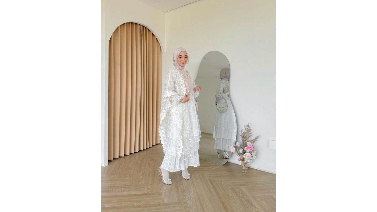 Meirani Amalia tampil anggun mengenakan dress brokat semi outer dipadukan dengan rok lace.