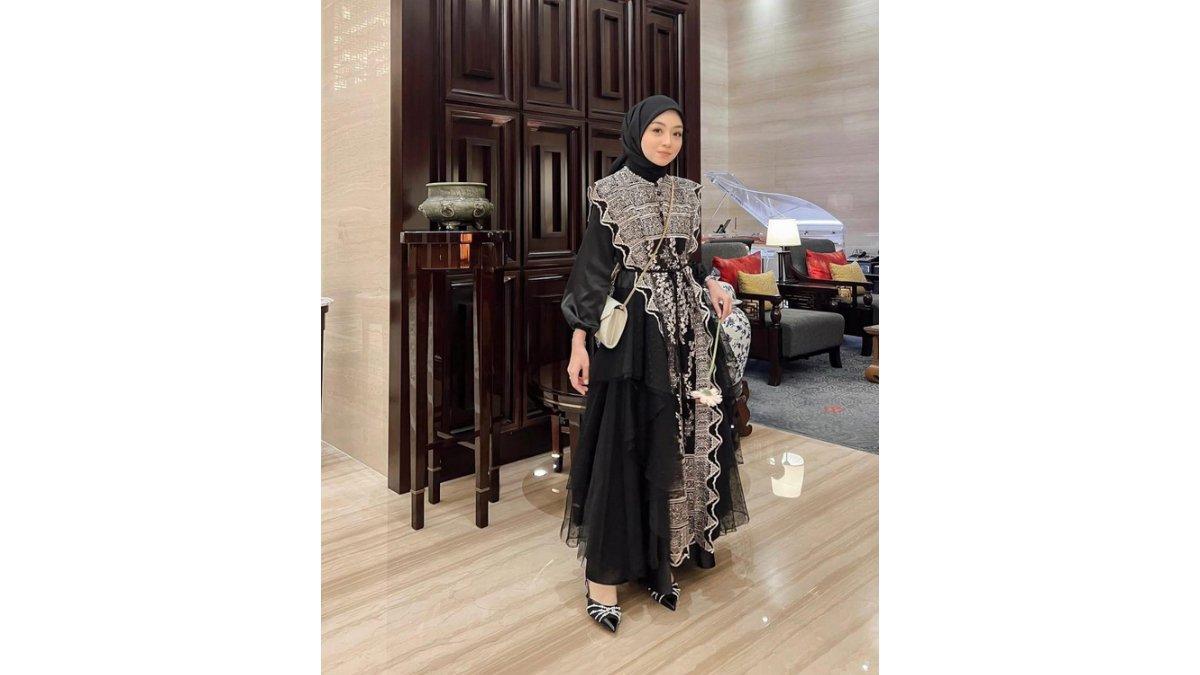 Meirani Amalia tampil dengan elegan mengenakan dress brokat berwarna hitam.