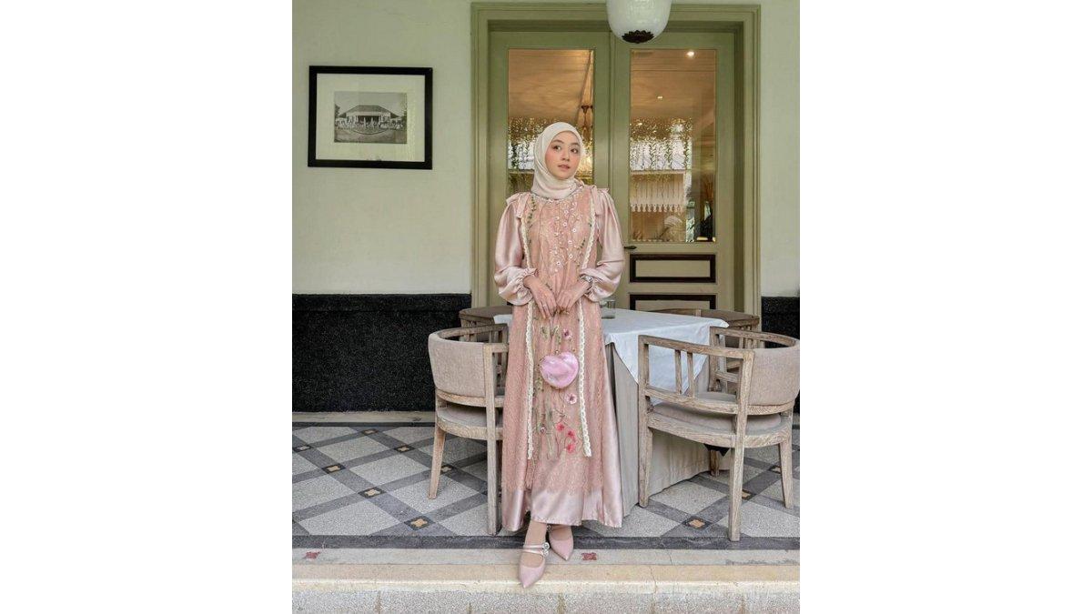 Meirani Amalia tampil nyaman mengenakan dress brokat dan satin warna nude pink.
