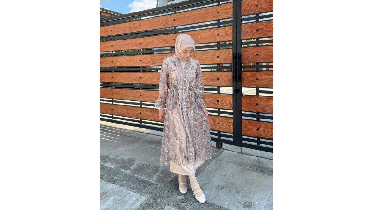 Meirani Amalia tampil stylish dan sopan mengenakan dress satin warna soft pink.
