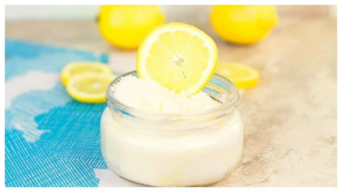 Melakukan eksfoliasi dengan gula pasir dan lemon.