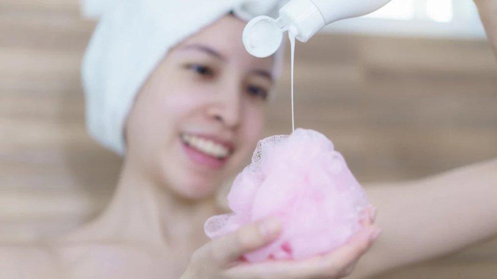 Memakai sabun mandi yang tidak mengandung pelembab
