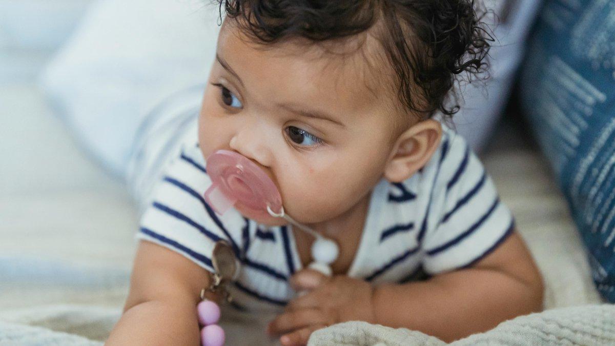 Ilustrasi Memberikan Teether untuk Mengatasi Bayi Rewel saat Tumbuh Gigi.