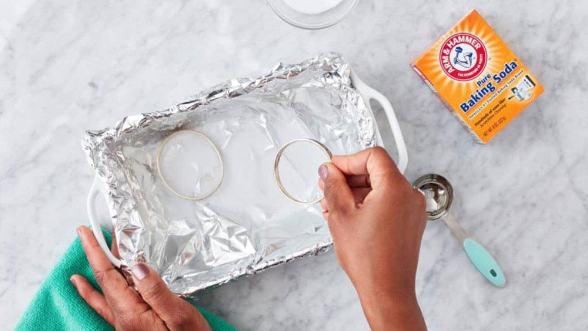 Baking soda merupakan bahan rumahan yang dapat secara ampuh membersihkan perhiasan emas yang kusam.