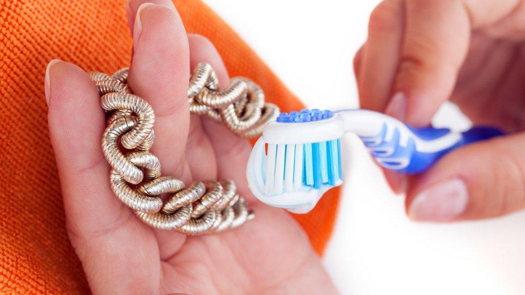 Membersihkan emas dengan pasta gigi.