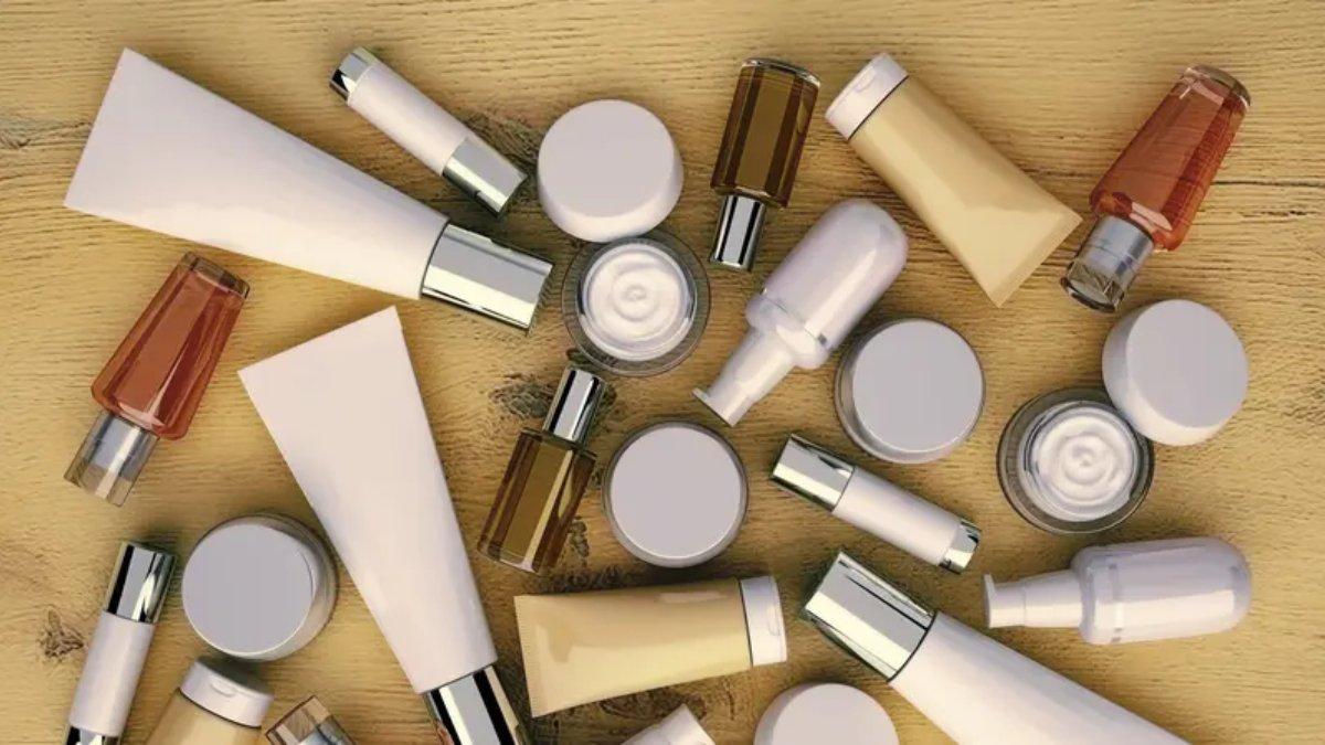 Memeriksa Kemasan skincare penting untuk memastikannya original.