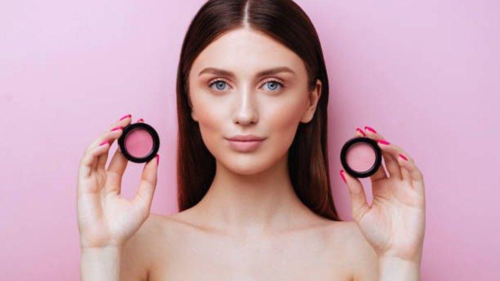 Ilustrasi memilih tekstur blush on yang paling cocok untuk tipe kulitmu.