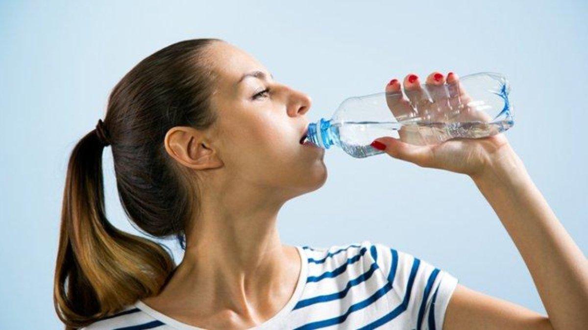 Memperbanyak minum air putih dapat membantu mencegah munculnya smile line.