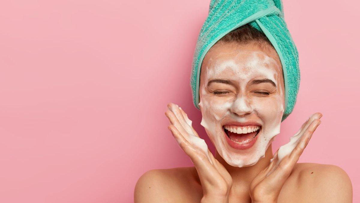 Mencuci muka dengan face wash