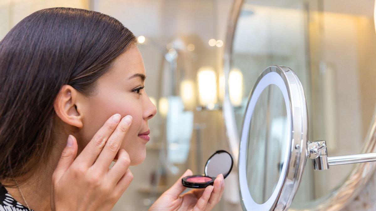 Memilih blush on sesuai dengan skin type akan emmaksimalkan hasil perona (grid.id)