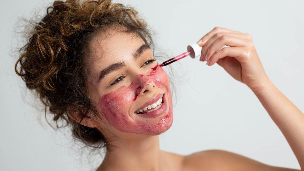 Mengaplikasikan peeling serum terbaik.