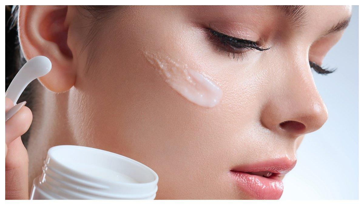 Mengaplikasikan produk cleansing balm terbaik.