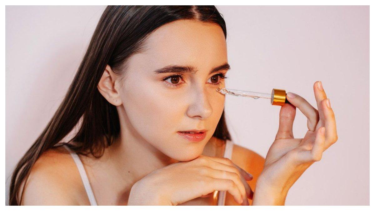 Mengaplikasikan serum niacinamide terbaik 