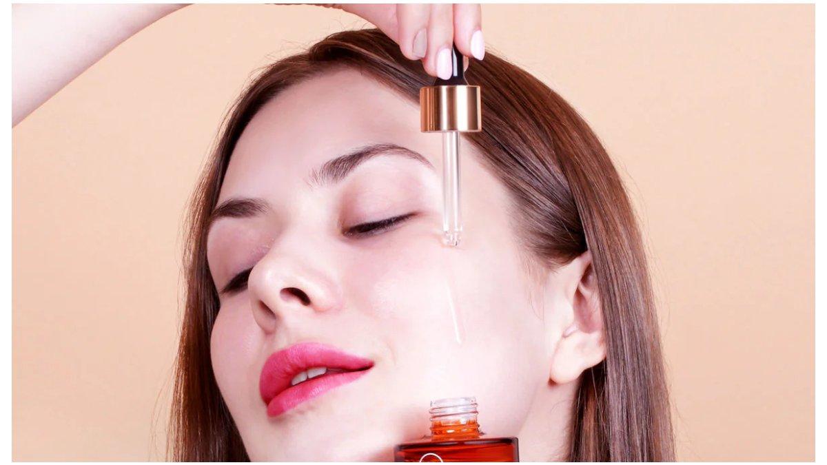 Mengaplikasikan serum wajah yang mengandung vitamin C
