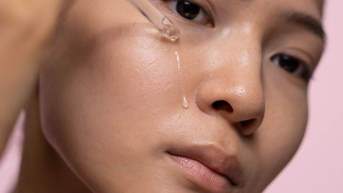 Mengaplikasikan serum dengan formula waterbased