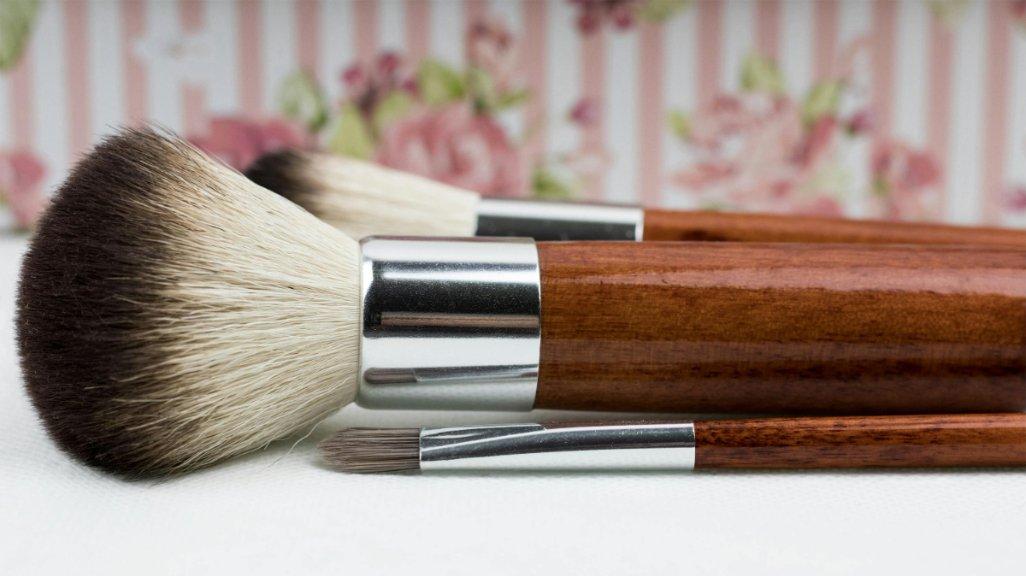 Mengeringkan brush makeup