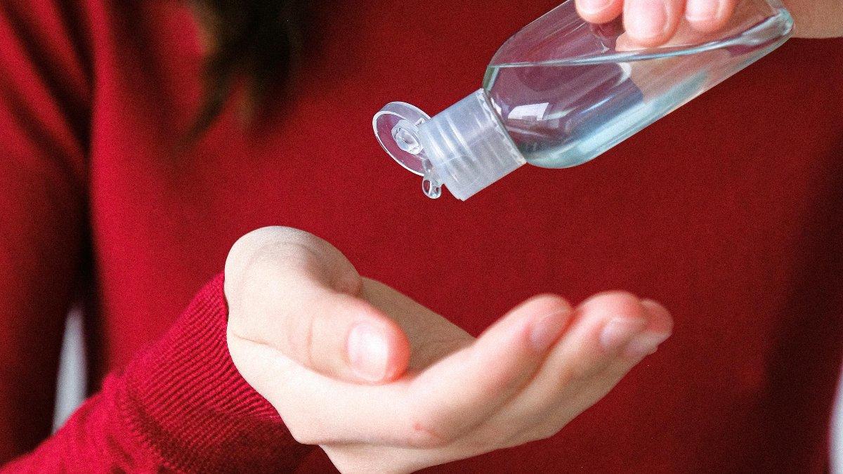 Ilustrasi hand sanitizer yang bisa digunakan untuk menghilangkan noda spidol permanen pada pakaian