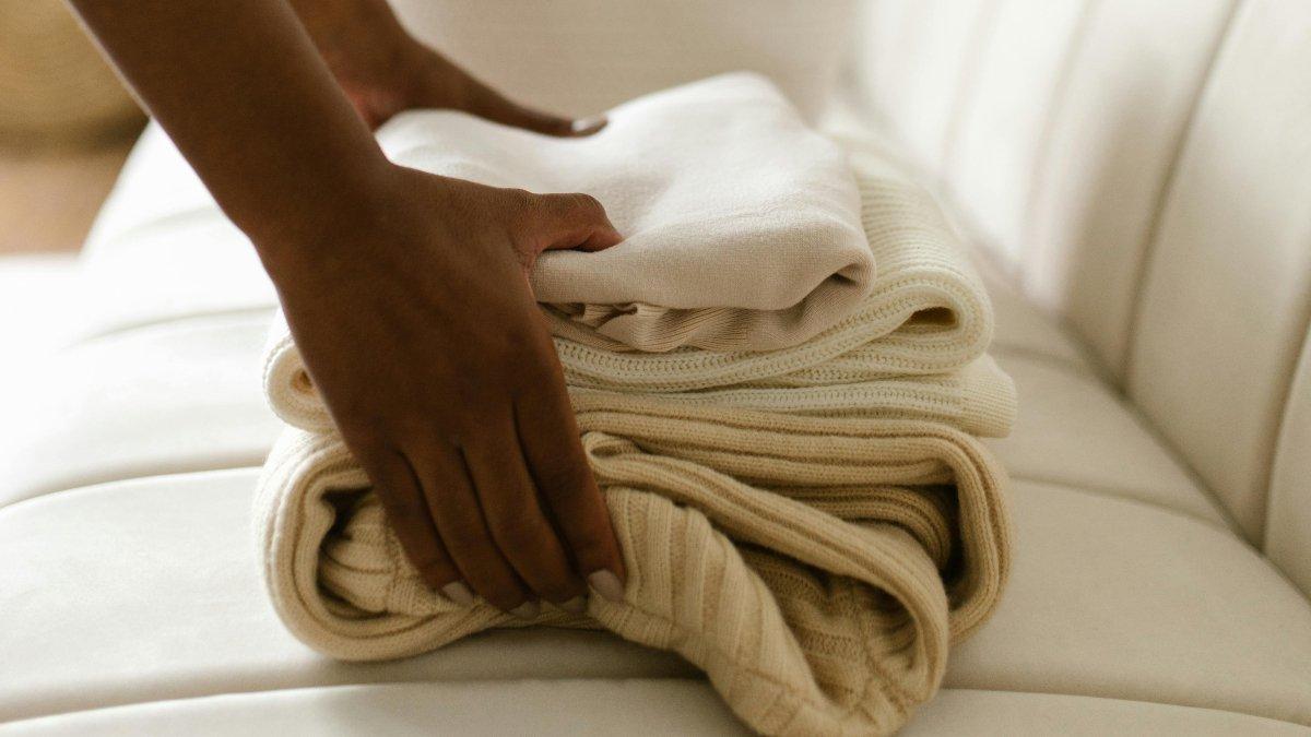 Ilustrasi Menyimpan Pakaian dengan Menumpuknya.