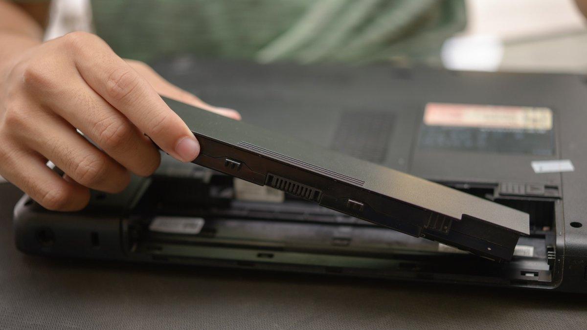 Keseringan mengisi HP lewat laptop bisa membuat kesehatan baterai laptop menjadi terganggu dan menyebabkan kerusakan.