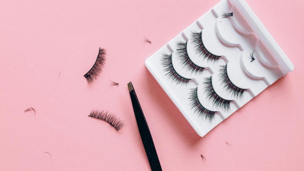 Menyesuaikan fake lashes