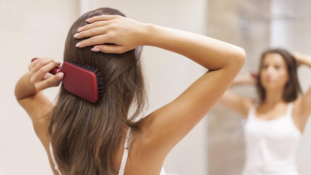 Menyisir rambut secara berkala dapat membantu regenerasi sel kulit kepala.