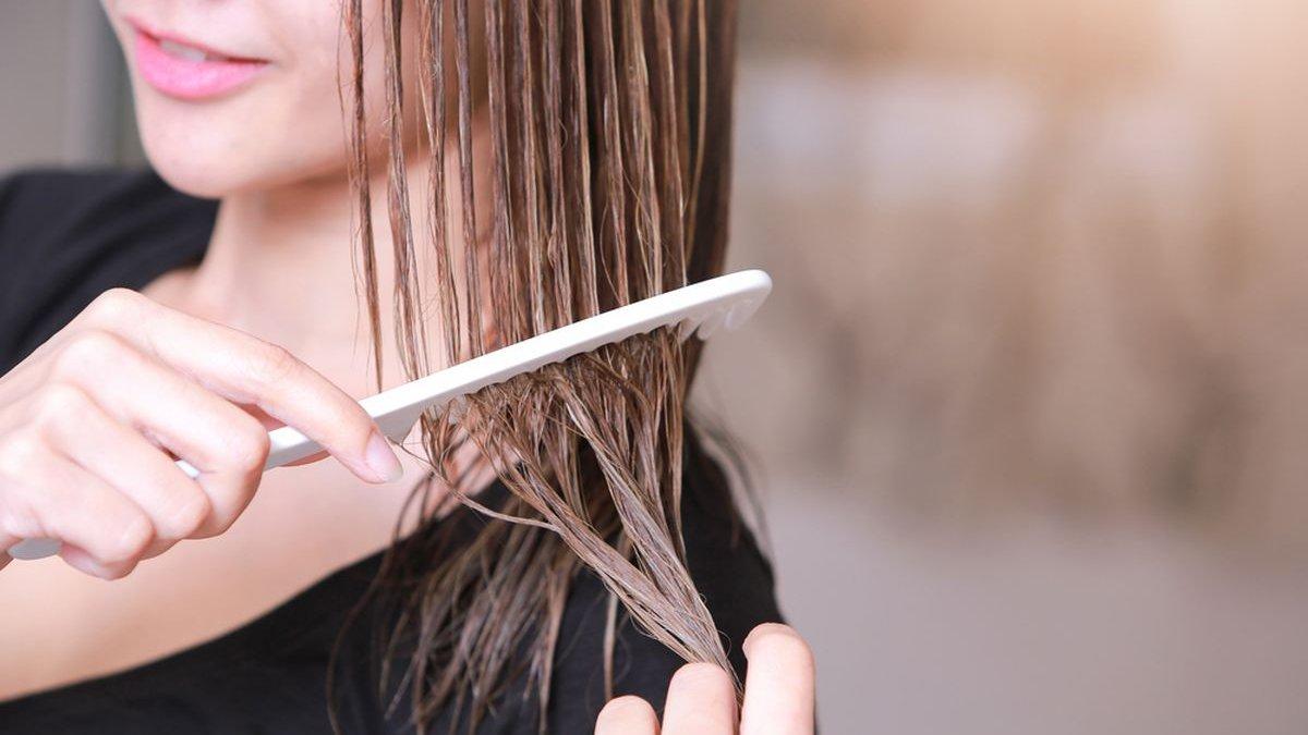 Menyisir rambut dalam keadaan basah