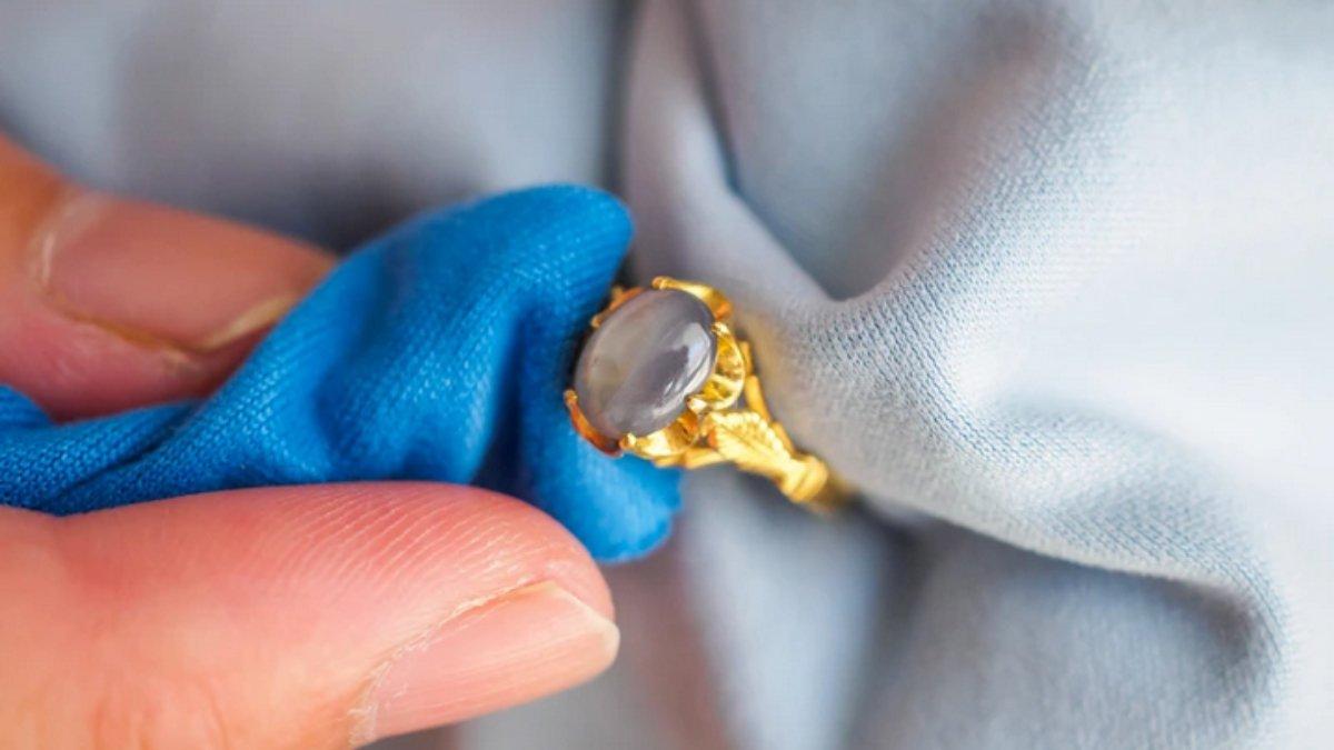 Cairan silikon bisa dipakai untuk mengecilkan ukuran cincin yang terlalu besar.