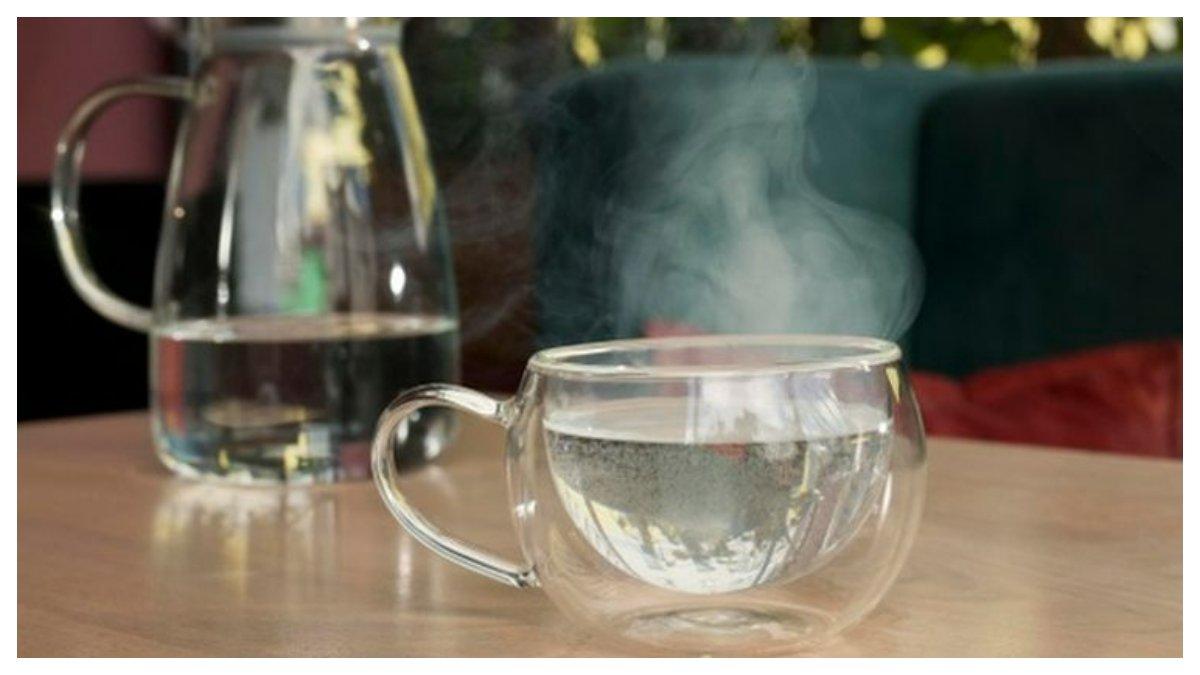 Minum air putih hangat untuk meredakan nyeri menstruasi